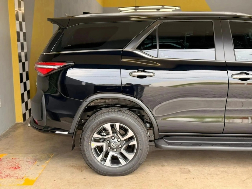 Foto do veículo TOYOTA HILUX SW4 2.8 D-4D TURBO DIESEL SRX PLATINUM 7L 4X4 AUTOMÁTICO 2026 0 KM 389.450,00