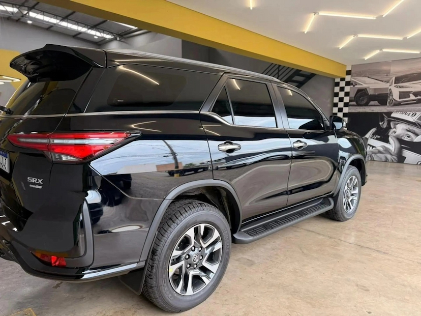 Foto do veículo TOYOTA HILUX SW4 2.8 D-4D TURBO DIESEL SRX PLATINUM 7L 4X4 AUTOMÁTICO 2026 0 KM 389.450,00