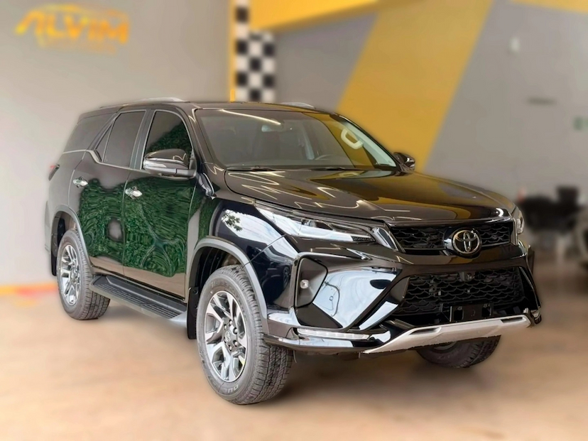 Foto do veículo TOYOTA HILUX SW4 2.8 D-4D TURBO DIESEL SRX PLATINUM 7L 4X4 AUTOMÁTICO 2026 0 KM 389.450,00