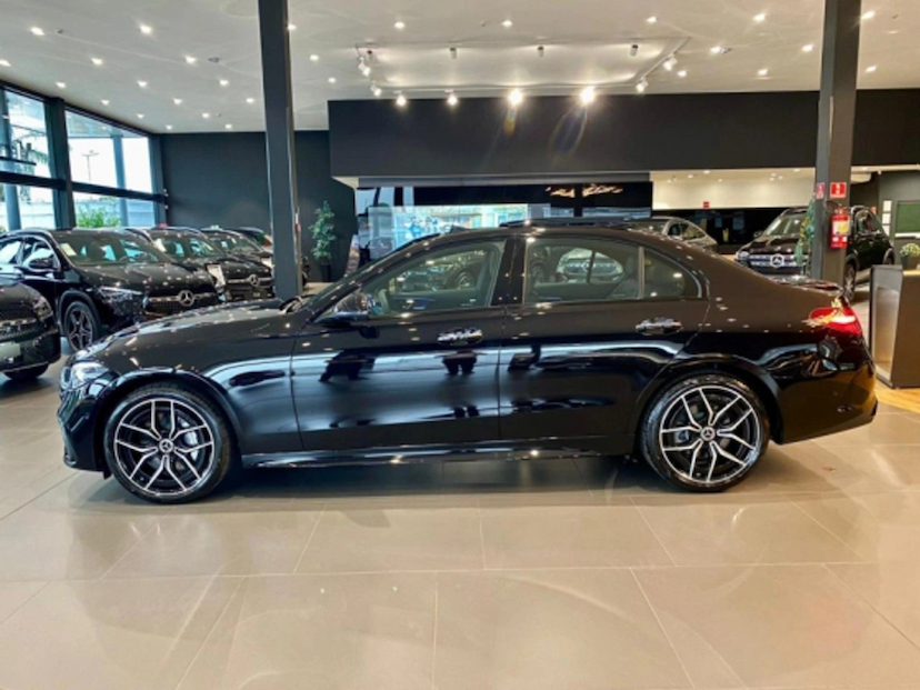 Foto do veículo MERCEDES-BENZ C 300 2.0 EQ BOOST HÍBRIDO AMG LINE 9G-TRONIC 2026 0 KM 449.800,00