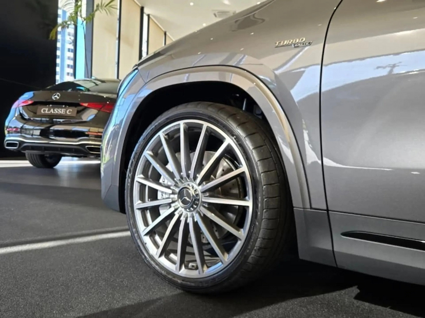 Foto do veículo MERCEDES-BENZ GLA 35 AMG 2.0 MHEV 4MATIC SPEEDSHIFT 2026 0 KM 537.777,00