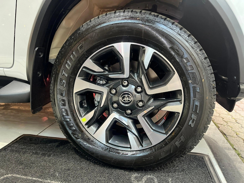 Foto do veículo TOYOTA HILUX SW4 2.8 D-4D TURBO DIESEL DIAMOND 7L 4X4 AUTOMÁTICO 2026 0 KM 429.900,00