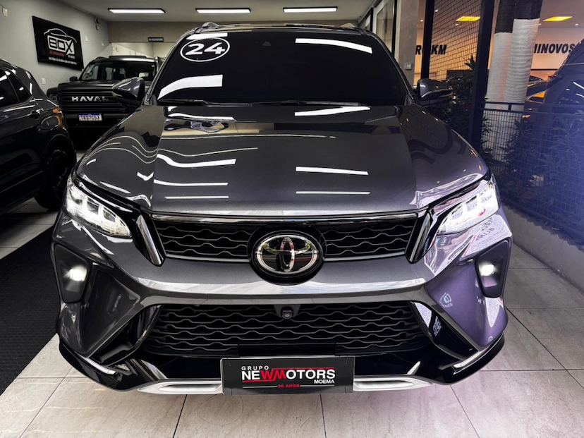 Foto do veículo TOYOTA HILUX SW4 2.8 D-4D TURBO DIESEL DIAMOND 7L 4X4 AUTOMÁTICO 2024 25.450 KM 382.777,00