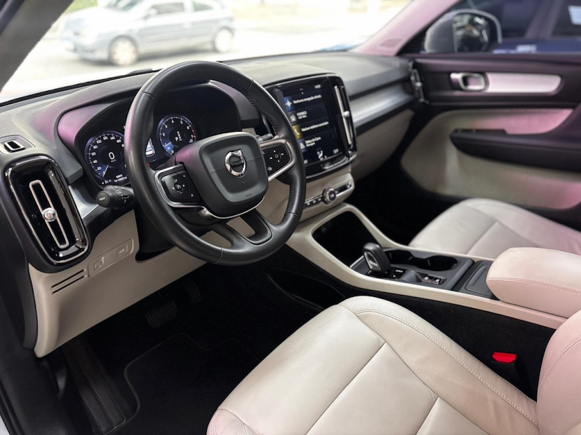 Foto do veículo VOLVO XC40 2.0 T4 GASOLINA MOMENTUM GEARTRONIC 2020 50.871 KM 143.777,00