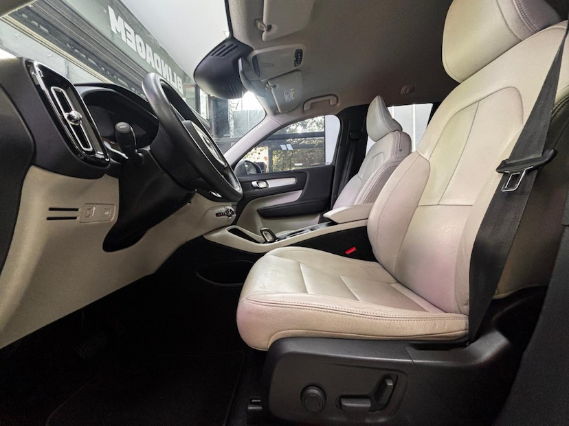 Foto do veículo VOLVO XC40 2.0 T4 GASOLINA MOMENTUM GEARTRONIC 2020 50.871 KM 143.777,00