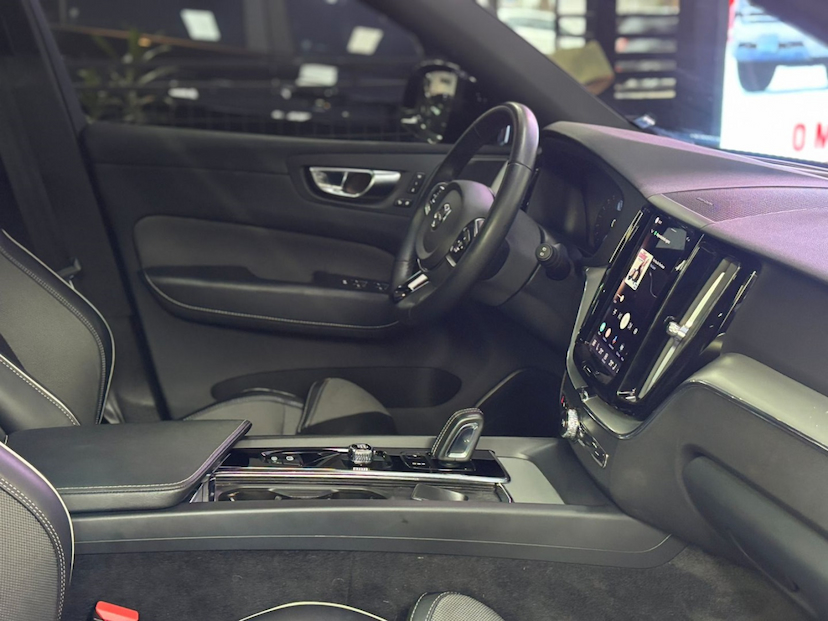 Foto do veículo VOLVO XC60 2.0 T8 RECHARGE R-DESIGN AWD GEARTRONIC 2022 53.691 KM 279.777,00