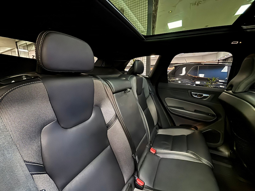 Foto do veículo VOLVO XC60 2.0 T8 RECHARGE R-DESIGN AWD GEARTRONIC 2022 53.691 KM 279.777,00
