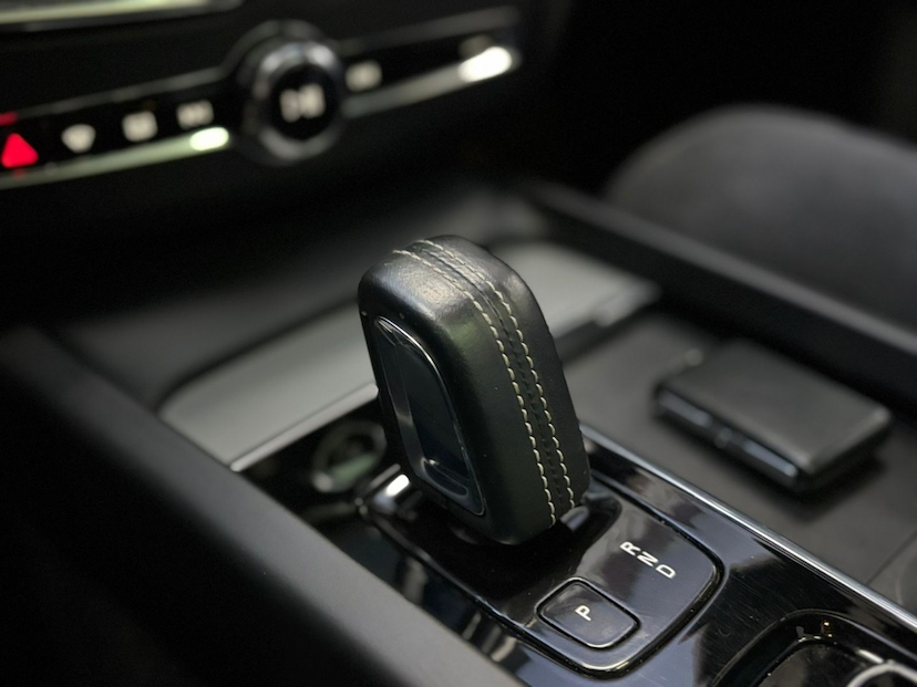 Foto do veículo VOLVO XC60 2.0 T8 RECHARGE R-DESIGN AWD GEARTRONIC 2022 53.691 KM 279.777,00