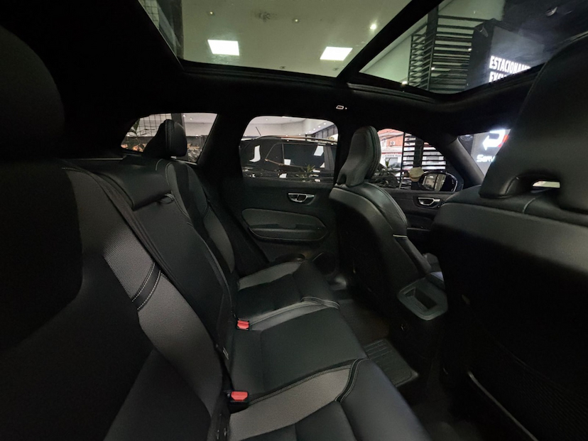 Foto do veículo VOLVO XC60 2.0 T8 RECHARGE R-DESIGN AWD GEARTRONIC 2022 53.691 KM 279.777,00