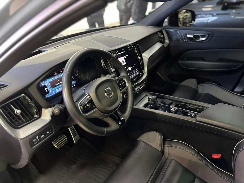 Foto do veículo VOLVO XC60 2.0 T8 RECHARGE R-DESIGN AWD GEARTRONIC 2022 53.691 KM 279.777,00