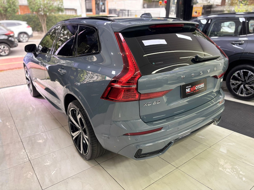 Foto do veículo VOLVO XC60 2.0 T8 RECHARGE R-DESIGN AWD GEARTRONIC 2022 53.691 KM 279.777,00