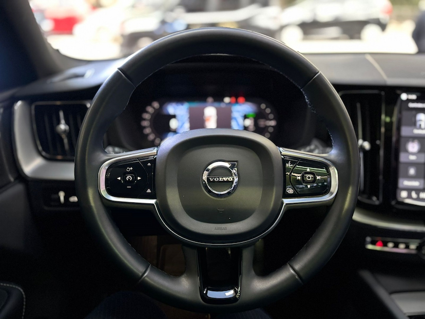 Foto do veículo VOLVO XC60 2.0 T8 RECHARGE R-DESIGN AWD GEARTRONIC 2022 53.691 KM 279.777,00