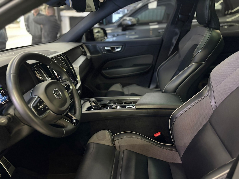Foto do veículo VOLVO XC60 2.0 T8 RECHARGE R-DESIGN AWD GEARTRONIC 2022 53.691 KM 279.777,00
