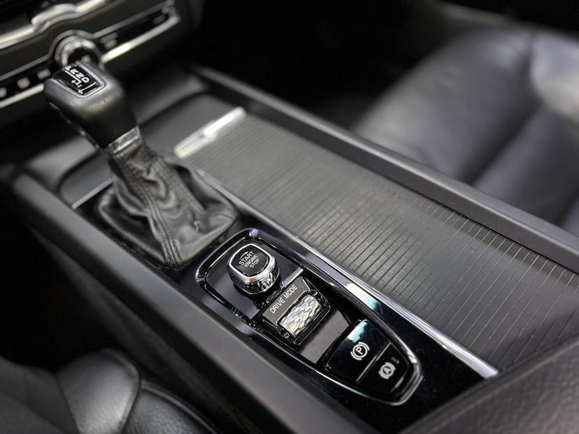 Foto do veículo VOLVO XC60 2.0 T5 GASOLINA MOMENTUM AWD GEARTRONIC 2019 86.643 KM 148.777,00