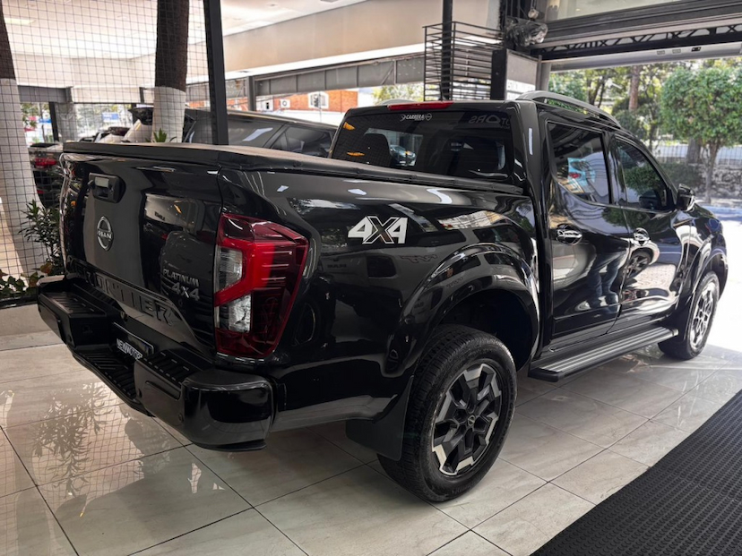 Foto do veículo NISSAN FRONTIER 2.3 16V TURBO DIESEL PLATINUM CD 4X4 AUTOMÁTICO 2024 55.998 KM 191.777,00