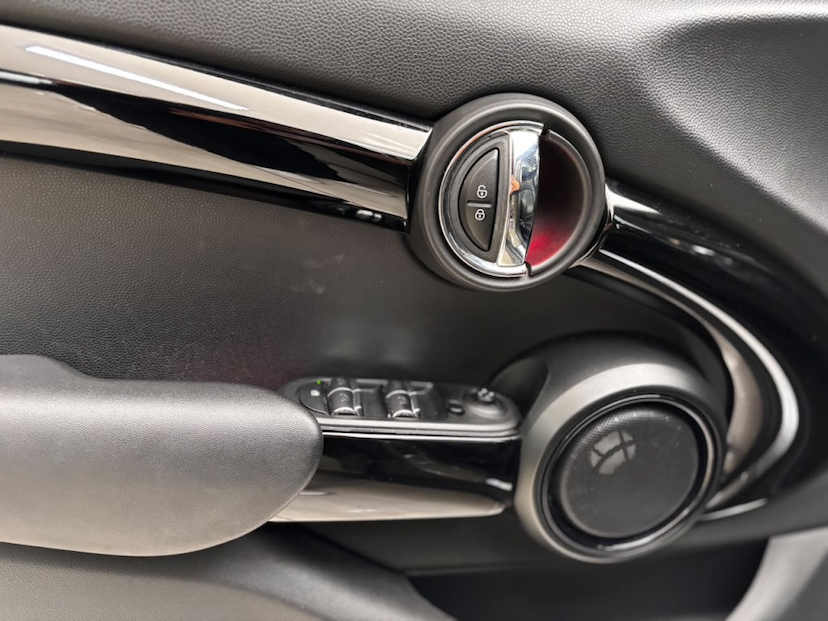Foto do veículo MINI COOPER 2.0 16V TWINPOWER GASOLINA S 4P STEPTRONIC 2019 65.093 KM 124.777,00