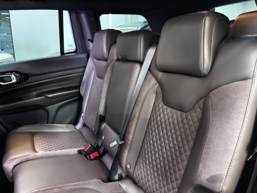 Foto do veículo JEEP COMMANDER 2.0 TD380 TURBO DIESEL OVERLAND AT9 2022 39.200 KM 174.777,00