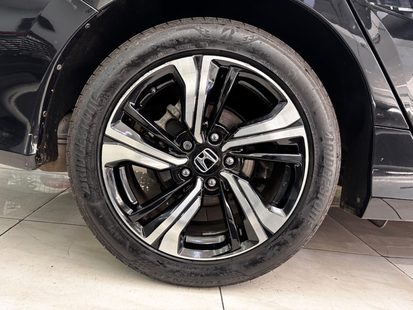 Foto do veículo HONDA CIVIC 1.5 16V TURBO GASOLINA TOURING 4P CVT 2019 78.061 KM 121.990,00