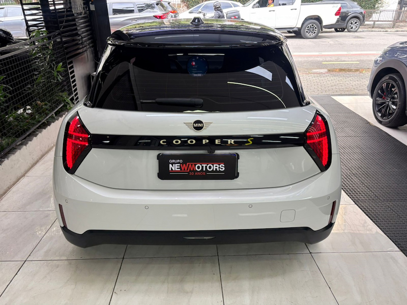 Foto do veículo MINI COOPER SE TOP 2P ELÉTRICO 2024 1.835 KM 215.777,00