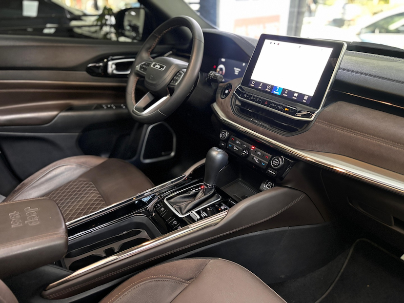 Foto do veículo JEEP COMMANDER 2.0 HURRICANE 4 TURBO GASOLINA OVERLAND AT9 2025 17.333 KM 216.777,00