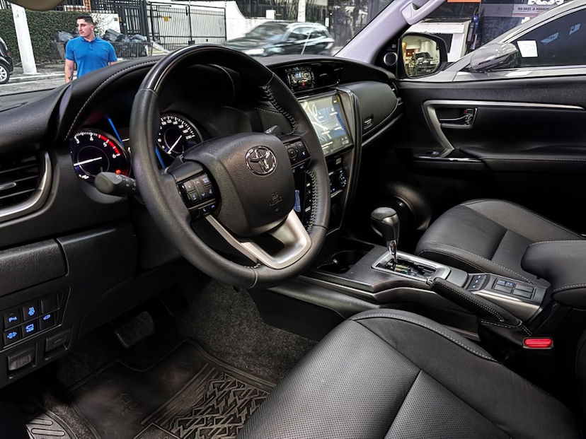 Foto do veículo TOYOTA HILUX SW4 2.8 D-4D TURBO DIESEL SRX PLATINUM 7L 4X4 AUTOMÁTICO 2026 10.899 KM 359.777,00