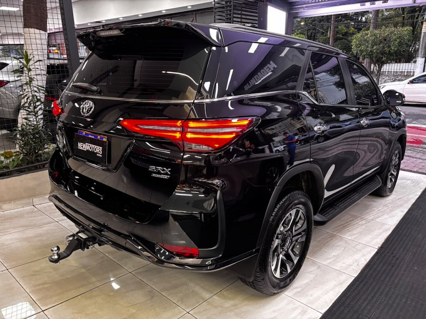Foto do veículo TOYOTA HILUX SW4 2.8 D-4D TURBO DIESEL SRX PLATINUM 7L 4X4 AUTOMÁTICO 2026 10.899 KM 359.777,00