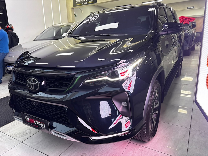 Foto do veículo TOYOTA HILUX SW4 2.8 D-4D TURBO DIESEL SRX PLATINUM 7L 4X4 AUTOMÁTICO 2026 10.899 KM 359.777,00