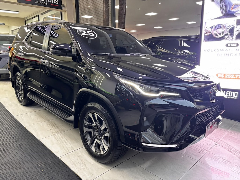 Foto do veículo TOYOTA HILUX SW4 2.8 D-4D TURBO DIESEL SRX PLATINUM 7L 4X4 AUTOMÁTICO 2026 10.899 KM 359.777,00