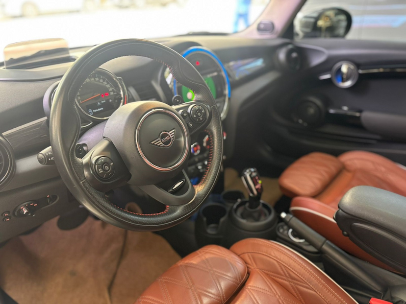 Foto do veículo MINI COOPER 2.0 16V TWINPOWER GASOLINA S 2P STEPTRONIC 2020 60.117 KM 134.777,00