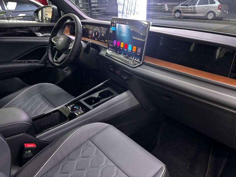 Foto do veículo VOLKSWAGEN TIGUAN 2.0 350 TSI GASOLINA R-LINE 4MOTION AUTOMÁTICO 2026 0 KM 409.900,00