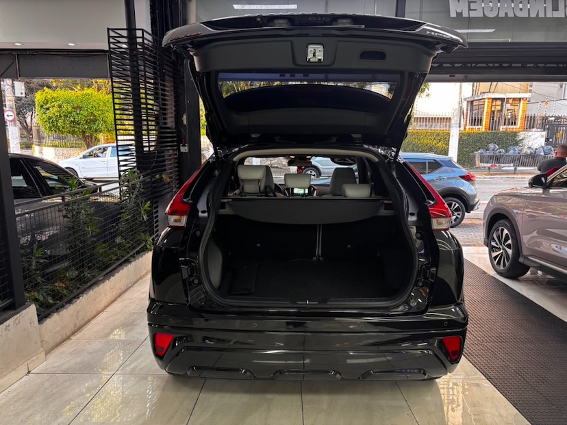 Foto do veículo MITSUBISHI ECLIPSE CROSS 1.5 MIVEC TURBO GASOLINA HPE-S CVT 2023 29.465 KM 149.777,00