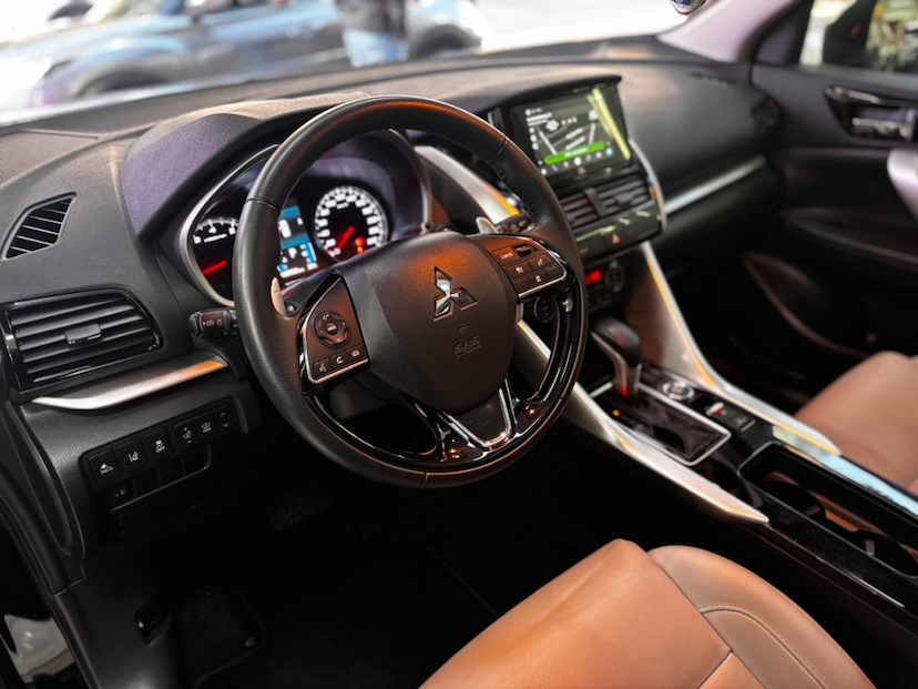 Foto do veículo MITSUBISHI ECLIPSE CROSS 1.5 MIVEC TURBO GASOLINA HPE-S CVT 2023 29.465 KM 149.777,00