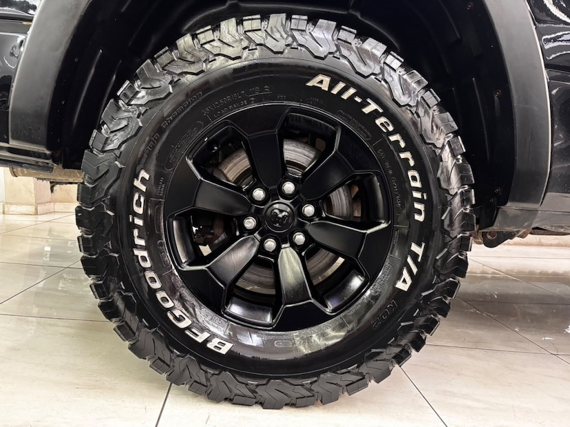 Foto do veículo RAM 1500 5.7 V8 GASOLINA REBEL CD 4X4 AUTOMÁTICO 2022 72.705 KM 325.777,00