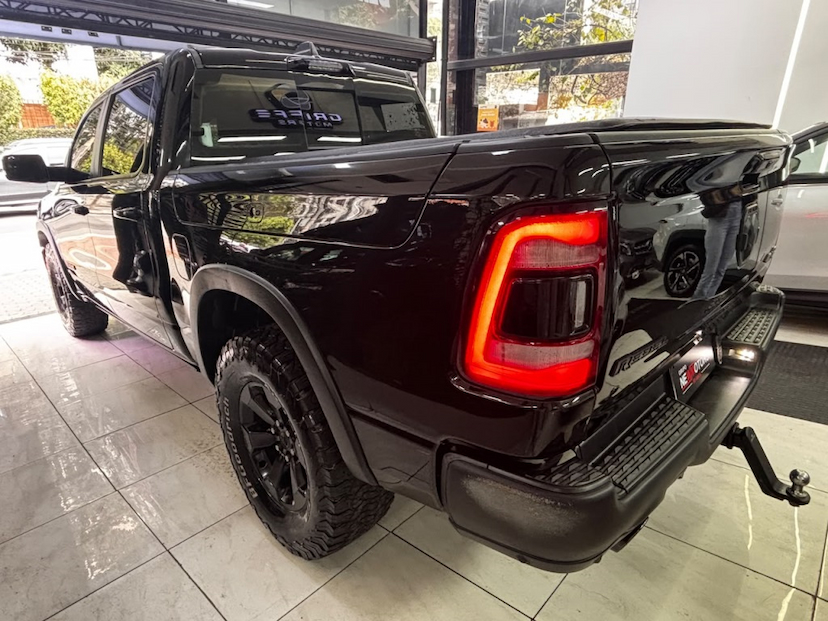 Foto do veículo RAM 1500 5.7 V8 GASOLINA REBEL CD 4X4 AUTOMÁTICO 2022 72.705 KM 325.777,00