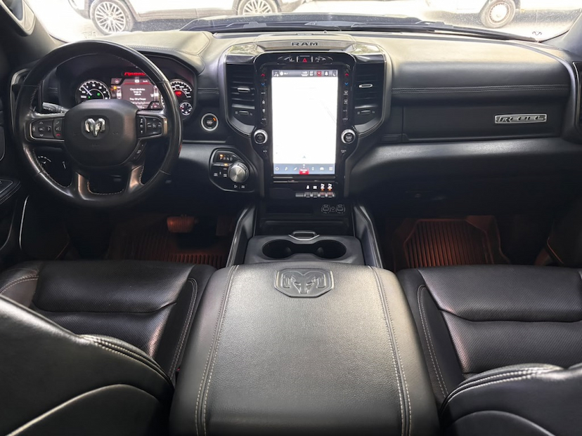 Foto do veículo RAM 1500 5.7 V8 GASOLINA REBEL CD 4X4 AUTOMÁTICO 2022 72.705 KM 325.777,00