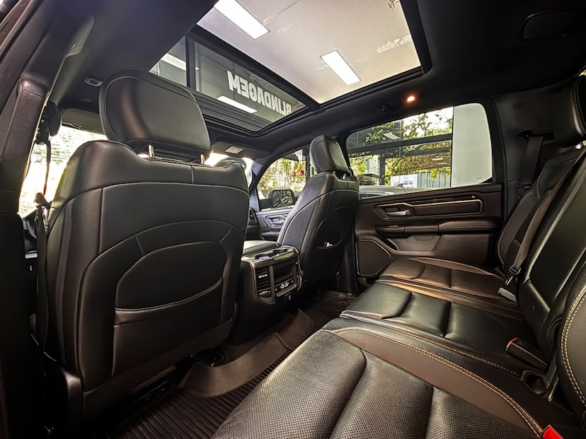 Foto do veículo RAM 1500 5.7 V8 GASOLINA REBEL CD 4X4 AUTOMÁTICO 2022 72.705 KM 325.777,00