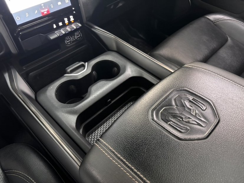 Foto do veículo RAM 1500 5.7 V8 GASOLINA REBEL CD 4X4 AUTOMÁTICO 2022 72.705 KM 325.777,00