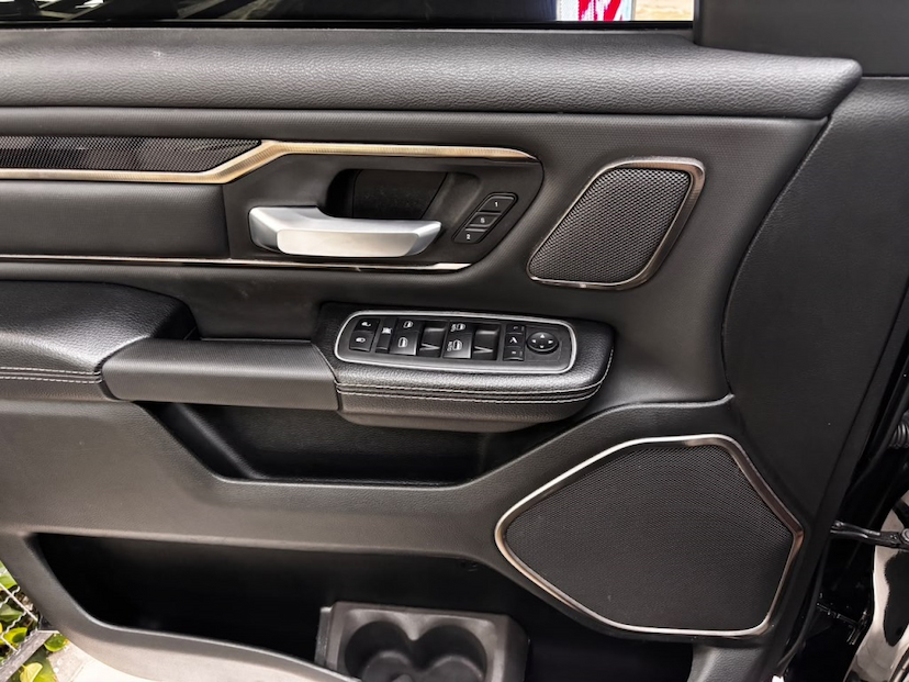 Foto do veículo RAM 1500 5.7 V8 GASOLINA REBEL CD 4X4 AUTOMÁTICO 2022 72.705 KM 325.777,00