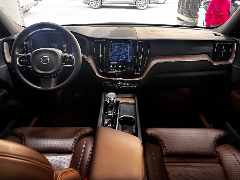 Foto do veículo VOLVO XC60 2.0 T8 RECHARGE ULTIMATE AWD GEARTRONIC 2023 52.152 KM 253.777,00