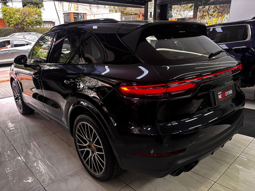 Foto do veículo PORSCHE CAYENNE 3.0 V6 E-HYBRID PLATINUM EDITION AWD TIPTRONIC S 2023 26.673 KM 547.777,00