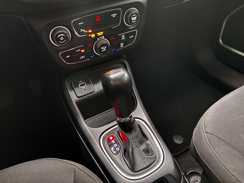 Foto do veículo JEEP COMPASS 2.0 16V FLEX SPORT AUTOMÁTICO 2021 65.584 KM 97.777,00