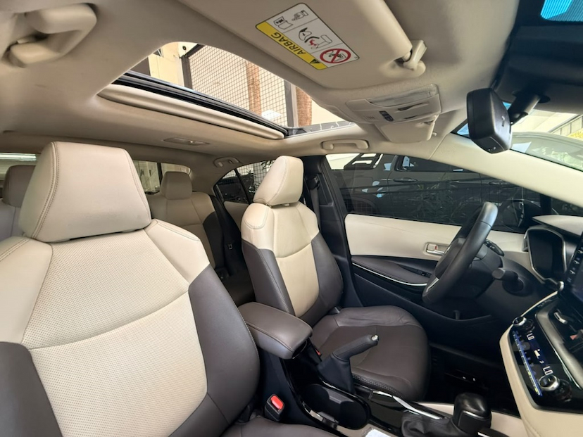 Foto do veículo TOYOTA COROLLA 1.8 VVT-I HYBRID FLEX ALTIS PREMIUM CVT 2023 52.988 KM 138.777,00