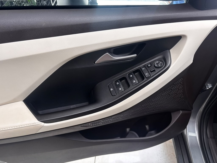 Foto do veículo HYUNDAI CRETA 2.0 FLEX ULTIMATE AUTOMÁTICO 2022 39.734 KM 133.777,00