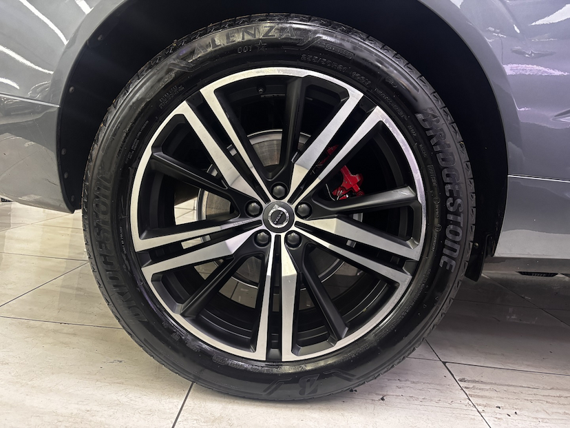 Foto do veículo VOLVO XC60 2.0 T8 HYBRID R-DESIGN AWD GEARTRONIC 2021 60.467 KM 207.777,00