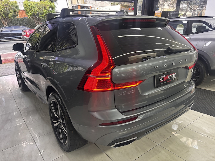 Foto do veículo VOLVO XC60 2.0 T8 HYBRID R-DESIGN AWD GEARTRONIC 2021 60.467 KM 207.777,00