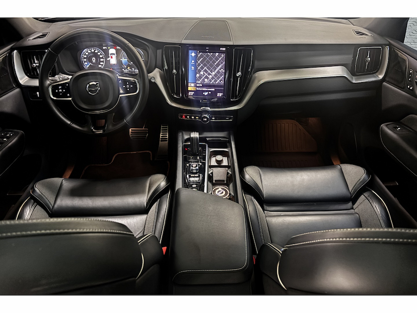 Foto do veículo VOLVO XC60 2.0 T8 HYBRID R-DESIGN AWD GEARTRONIC 2021 60.467 KM 207.777,00