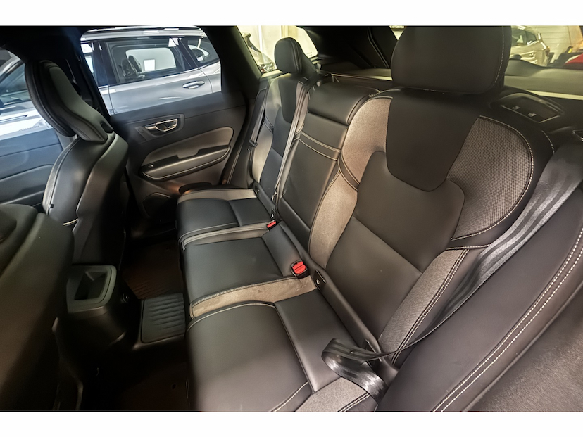 Foto do veículo VOLVO XC60 2.0 T8 HYBRID R-DESIGN AWD GEARTRONIC 2021 60.467 KM 207.777,00