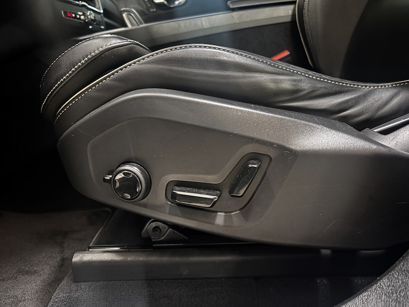 Foto do veículo VOLVO XC60 2.0 T8 HYBRID R-DESIGN AWD GEARTRONIC 2021 60.467 KM 207.777,00