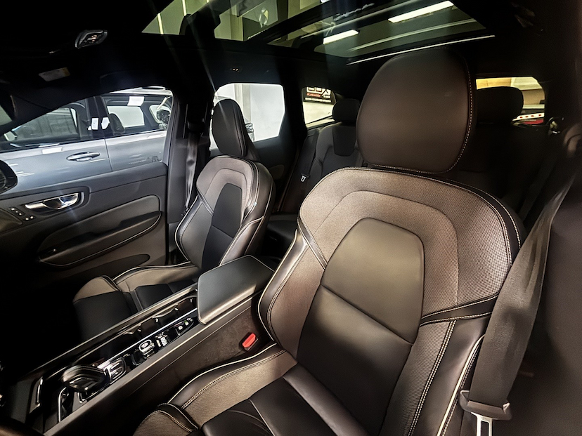 Foto do veículo VOLVO XC60 2.0 T8 HYBRID R-DESIGN AWD GEARTRONIC 2021 60.467 KM 207.777,00