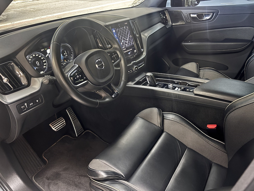 Foto do veículo VOLVO XC60 2.0 T8 HYBRID R-DESIGN AWD GEARTRONIC 2021 60.467 KM 207.777,00